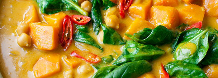 Tajskie curry z ciecierzycą, dynią i szpinakiem