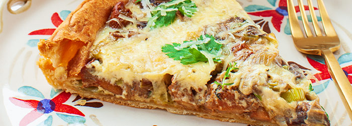 Tarta z grzybami leśnymi, pieczarkami i porem