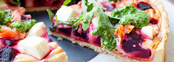 Tarta z łososiem wędzonym, buraczkami i serem feta