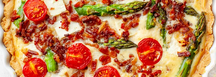 Tarta ze szparagami, pomidorkami i boczkiem