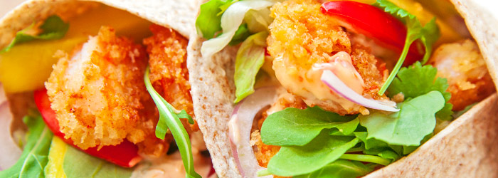 Tortilla z krewetkami i mango