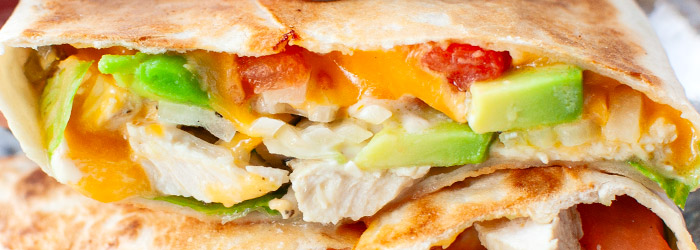 Tortilla z kurczakiem i awokado