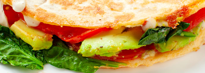 Tortilla z omletem, pomidorem i awokado