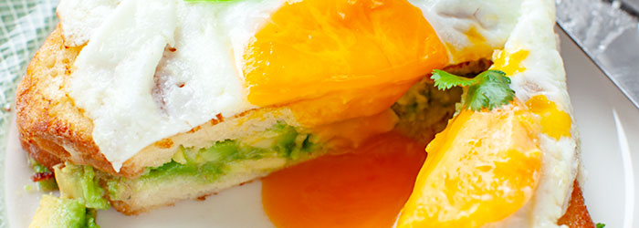 Tosty francuskie z awokado i jajkiem sadzonym