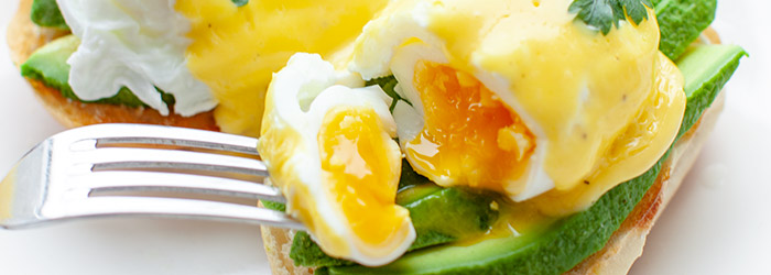 Tosty z awokado, jajkiem w koszulce i sosem holenderskim