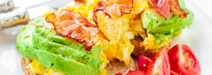 Tosty z jajecznicą, boczkiem i awokado