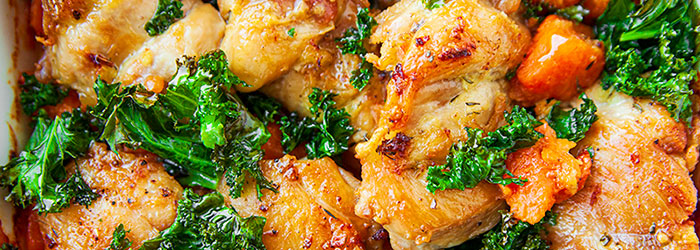 Udka kurczaka pieczone z batatami (lub marchewką) i jarmużem