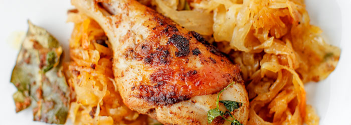 Udka kurczaka pieczone z kiszoną kapustą i pomarańczami