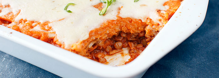 Warzywna zapiekanka z soczewicą i purée z kalafiora i batatów