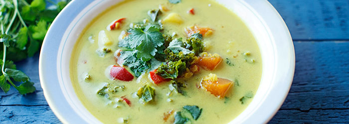 Wegańska zupa curry z jarmużem