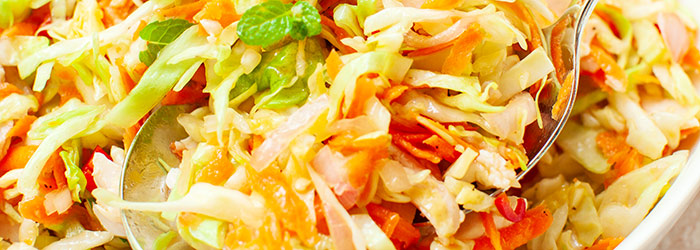 Wietnamska sałatka z młodą kapustą i kurczakiem