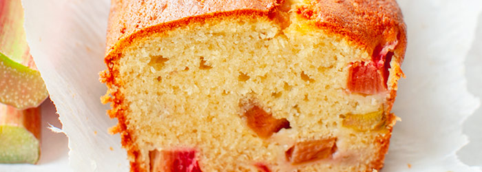 Wilgotne ciasto z rabarbarem