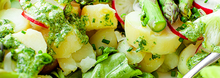 Wiosenna sałatka ziemniaczana ze szparagami i rzodkiewkami