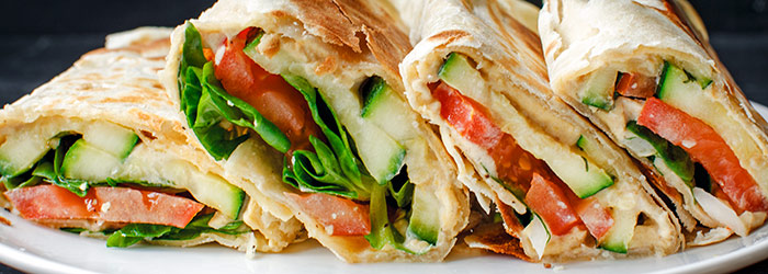 Wrapy z tortilli z hummusem, grillowaną cukinią i pomidorem