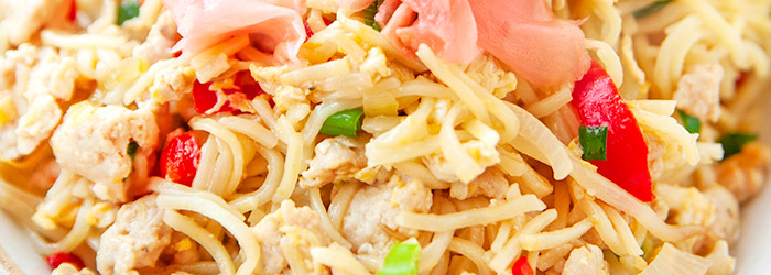 Yaki soba z mielonym mięsem drobiowym