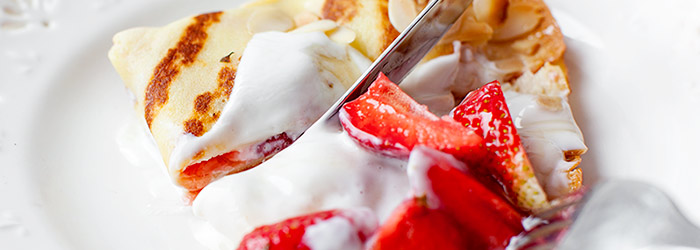 Zapiekane naleśniki z serem i truskawkami