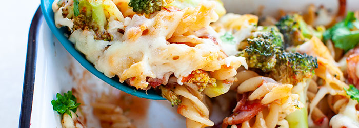 Zapiekanka makaronowa z boczkiem, brokułami i serem