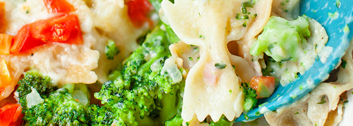 Zapiekanka makaronowa z brokułami i szynką