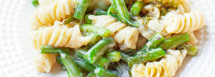 Zapiekanka makaronowa z fasolką i pesto