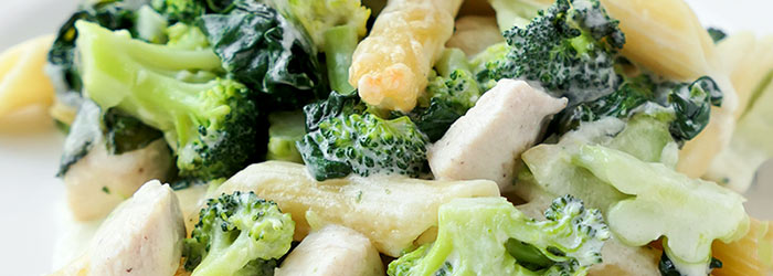 Zapiekanka makaronowa z kurczakiem, brokułami i szpinakiem