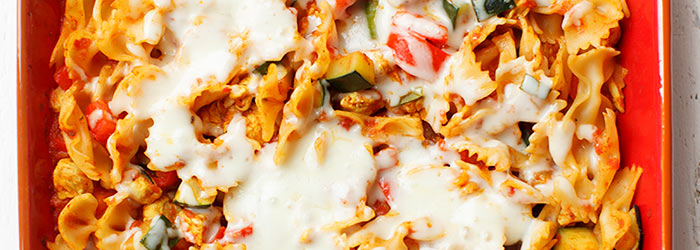 Zapiekanka makaronowa z kurczakiem, warzywami i serem