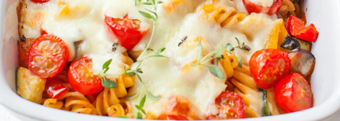 Zapiekanka makaronowa z warzywami i mozzarellą