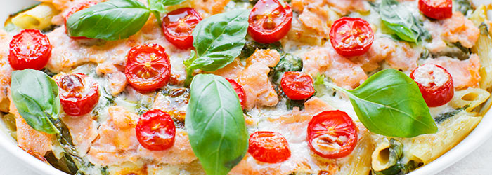 Zapiekanka makaronowa z łososiem wędzonym i szpinakiem