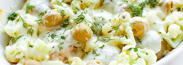 Zapiekanka z kalafiorem, kurczakiem, ziemniakami i sosem serowym