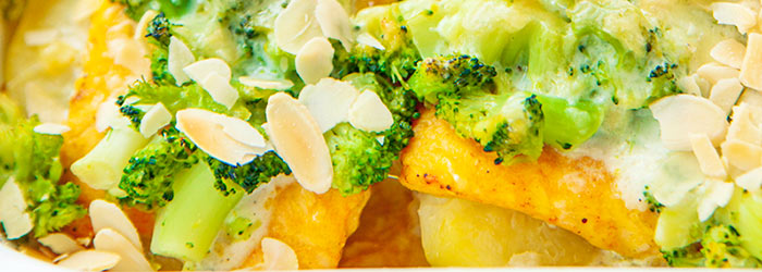 Zapiekanka z łososiem, ziemniakami i brokułami