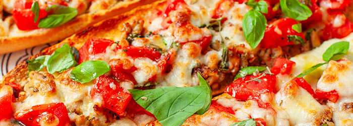 Zapiekanki z kurczakiem, pomidorem i mozzarellą