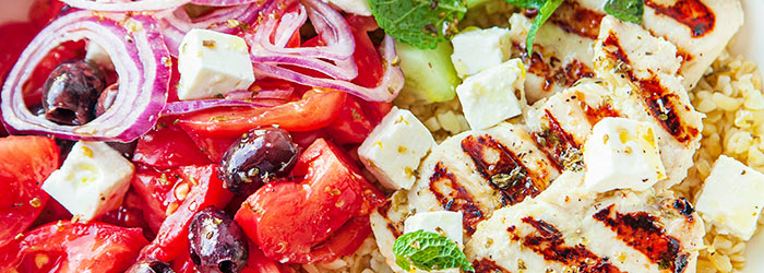 Zestaw lunchowy z grillowanym kurczakiem, sałatką grecką i bulgurem