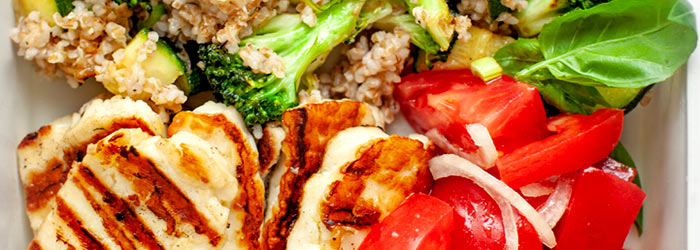 Zestaw lunchowy z grillowanym serem halloumi