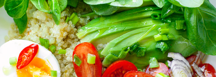 Zestaw lunchowy z jajkiem, awokado i pomidorkami