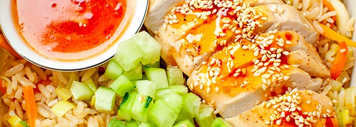 Zestaw lunchowy z kurczakiem, ryżem i słodkim sosem chili