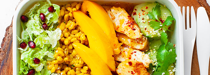 Zestaw lunchowy z pęczakiem, kurczakiem i mango