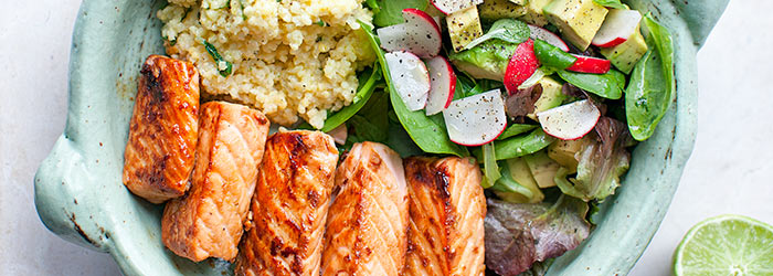 Zestaw lunchowy z łososiem teriyaki, kaszą jaglaną i sałatką z awokado