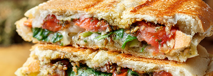 Zgrzewana kanapka z pomidorem, serem kozim i zatarem