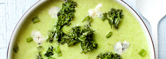 Zupa brokułowa z gorgonzolą i chipsami z jarmużu
