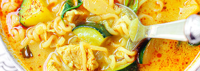 Zupa curry z kurczakiem i cukinią