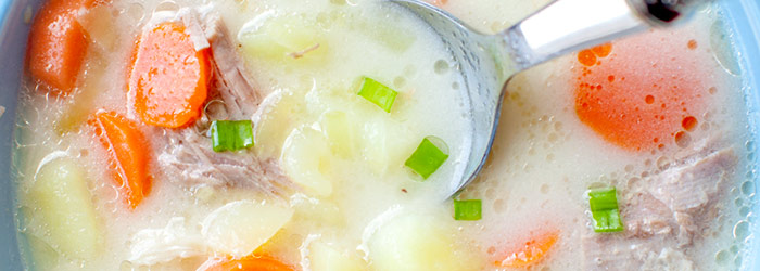 Zupa ogórkowa z ryżem na indyku