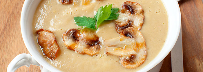 Zupa pieczarkowa z grzankami z pesto i mozzarellą