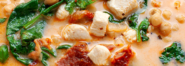 Zupa po toskańsku z kurczakiem, ciecierzycą i szpinakiem