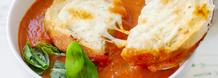 Zupa pomidorowa z bazylią i grzankami serowymi