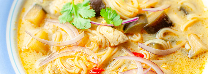 Zupa tajska z kurczakiem i makaronem