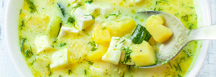 Zupa z cukinią, ziemniakami i fetą