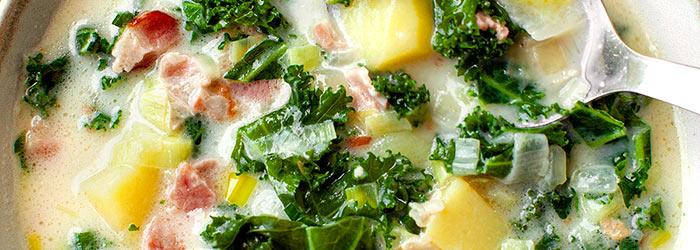 Zupa z jarmużem, porem, ziemniakami i boczkiem