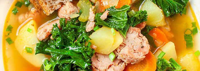 Zupa z jarmużem, ziemniakami i wiejską kiełbasą