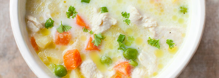 Zupa z kurczakiem, marchewką i groszkiem