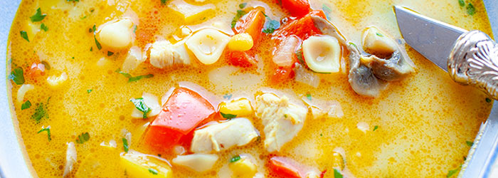 Zupa z kurczakiem, pieczarkami i makaronem