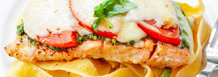 Łosoś Caprese z pesto